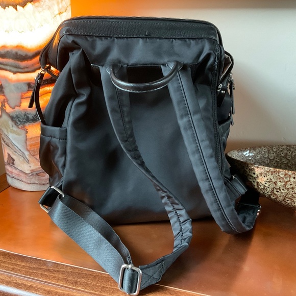 Tutilo New York Purse/Backpack. Black. main image 4